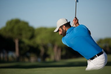 pro golfçü bir kum BUNKERİ atış isabet