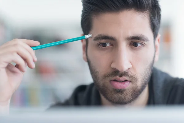 Estudiante en la biblioteca de la escuela usando el ordenador portátil para investigación — Foto de Stock