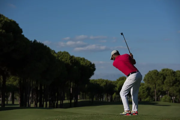 Golf speler raken long shot — Stockfoto