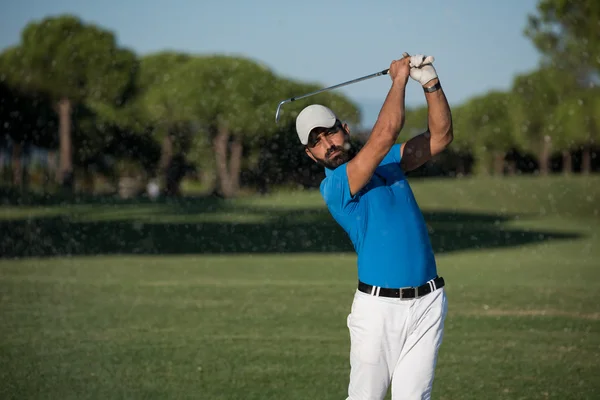 Golfista profesional golpeando un tiro bunker de arena — Foto de Stock