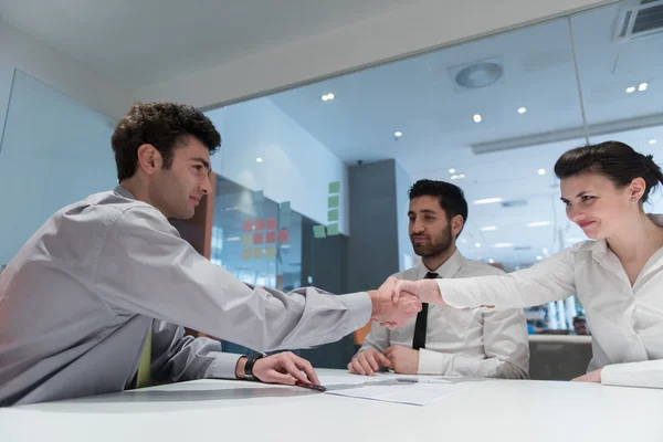 Junges Paar unterschreibt Vertragsunterlagen über Partner zurück — Stockfoto