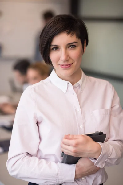 Hispanic businesswoman with tablet at meeting room — Stock Photo, Image