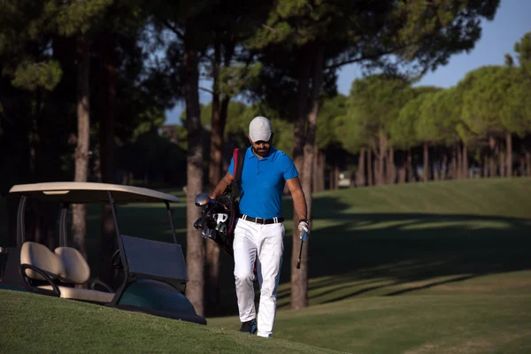 Golfista andando e carregando saco de golfe — Fotografia de Stock