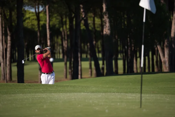 Golfspelare slår en sand bunker sköt — Stockfoto