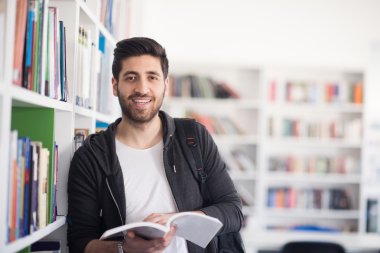 öğrenci okul Kütüphanesi kitap okurken