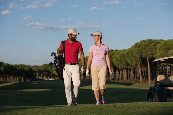 Caminhada de casal no campo de golfe — Fotografia de Stock