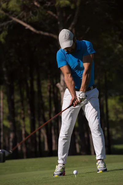 Jogador de golfe bater tiro — Fotografia de Stock