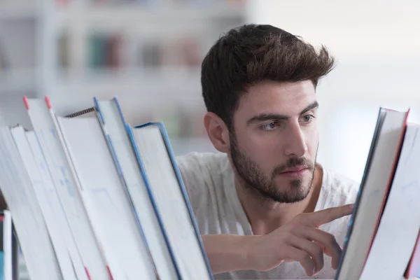 Étudiant à la bibliothèque de l'école — Photo