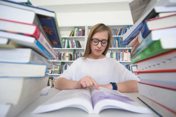 Studente studia in biblioteca — Foto Stock