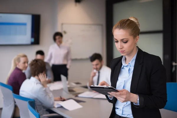 Femme d'affaires travaillant sur tablette à la salle de réunion — Photo