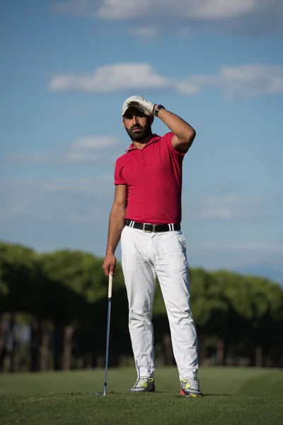 Szép közel-keleti golf játékos portré-pályán — Stock Fotó
