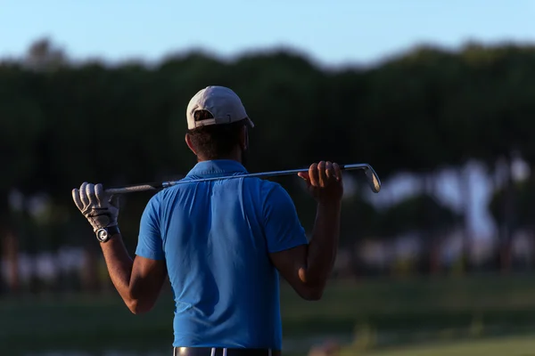 Golfista de vuelta en el curso mirando al agujero en la distancia — Foto de Stock