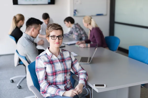 Mujer de negocios en la oficina con el equipo en la reunión — Foto de Stock