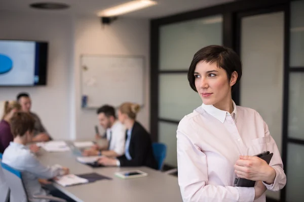 Hispanic zakenvrouw met tablet op de vergaderzaal — Stockfoto