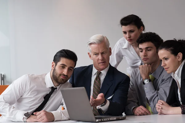 Gruppo di uomini d'affari in riunione presso il moderno ufficio startup — Foto Stock