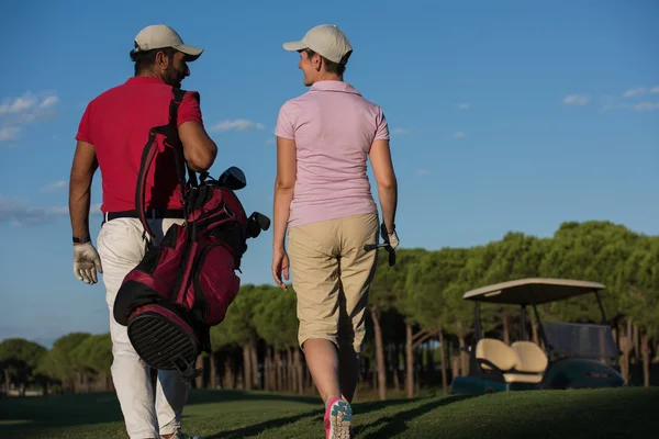 Caminhada de casal no campo de golfe — Fotografia de Stock