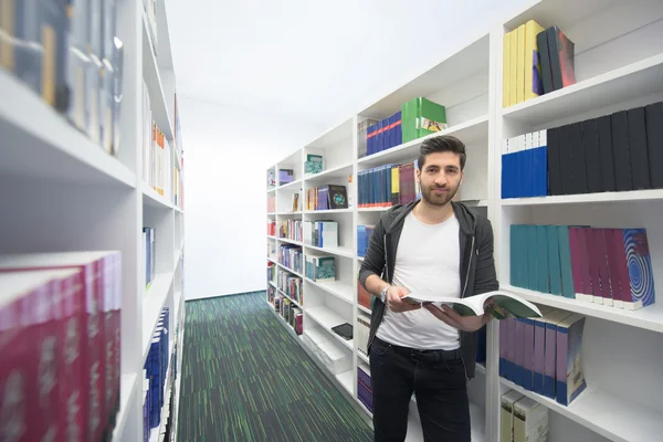 Studente studia nella biblioteca scolastica — Foto Stock