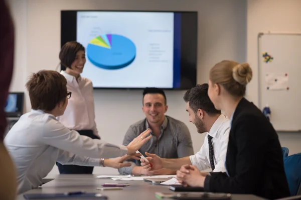 Jonge zakenmensen groep over vergadering op modern kantoor — Stockfoto