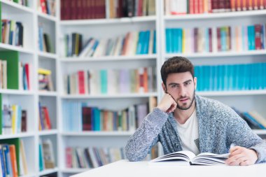 okul Kütüphanesi kitap okurken öğrenci portresi