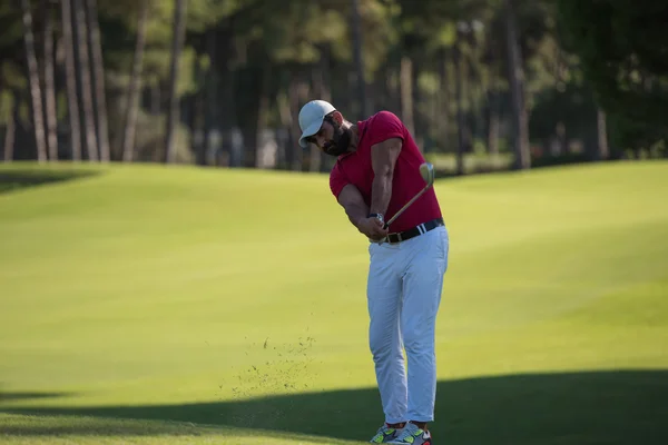 Jogador de golfe bater tiro no escuro — Fotografia de Stock