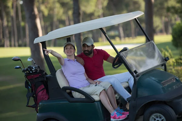 Para w buggy na polu golfowym — Zdjęcie stockowe