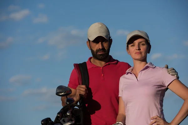 Portret van paar op golfbaan — Stockfoto