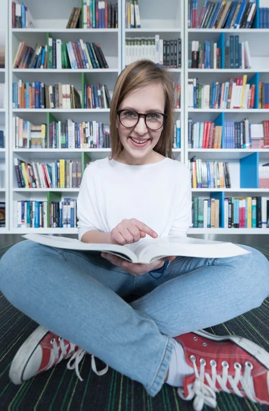 Vrouwelijke student studie in bibliotheek, met behulp van de tablet en het zoeken naar — Stockfoto