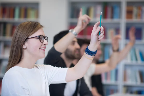 Studentengruppe hebt die Hände — Stockfoto