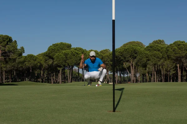 Golfspieler peilt perfekten Schlag an — Stockfoto