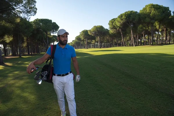 Jogador de golfe andando — Fotografia de Stock