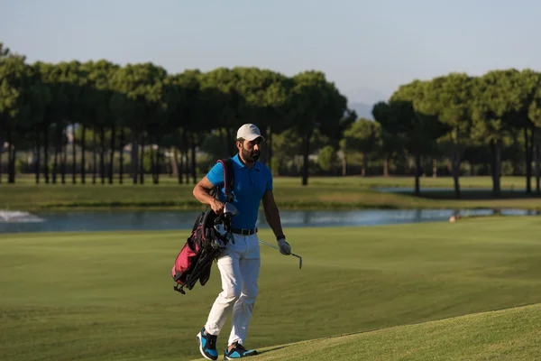 Golfista andando e carregando saco de golfe — Fotografia de Stock