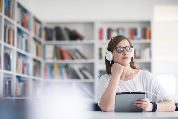 Estudiante en la biblioteca —  Fotos de Stock