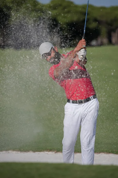 Bít písečných bunkr výstřel golfisty — Stock fotografie