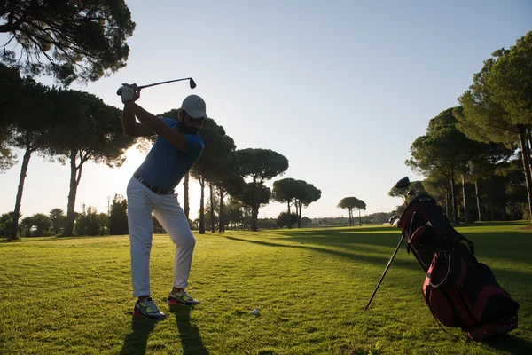 Jogador de golfe bonito — Fotografia de Stock