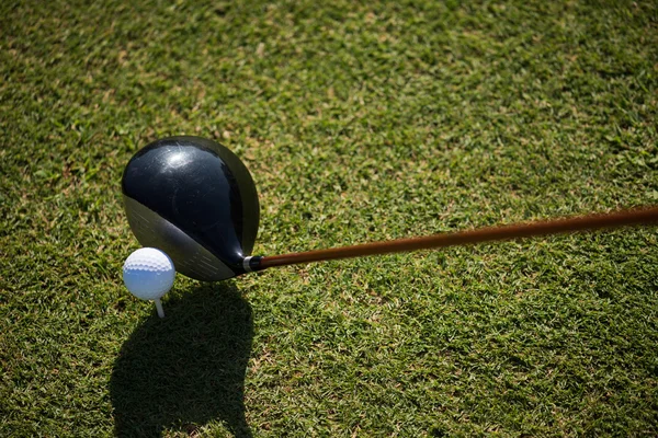 ゴルフ クラブと草でボールのトップ ビュー ロイヤリティフリーのストック写真