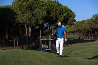 yürüyüş ve golf çantası taşıyan golfçü