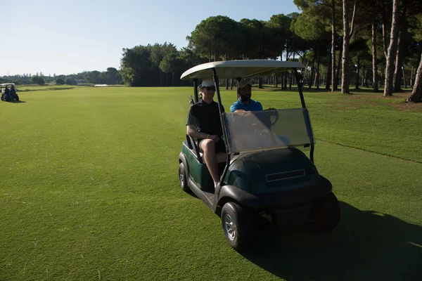Joueurs de golf chariot de conduite au cours — Photo