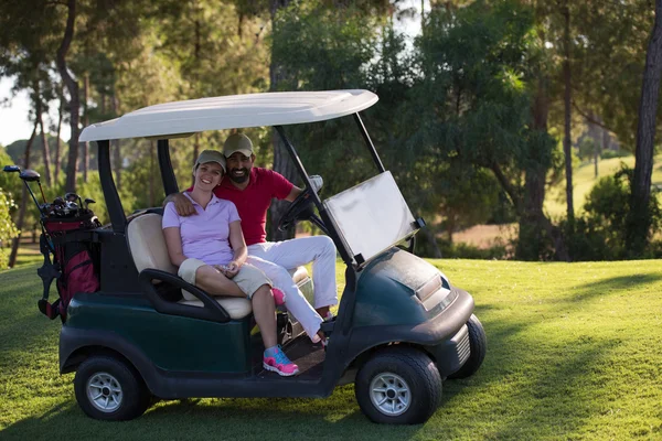 Casal em buggy no campo de golfe — Fotografia de Stock