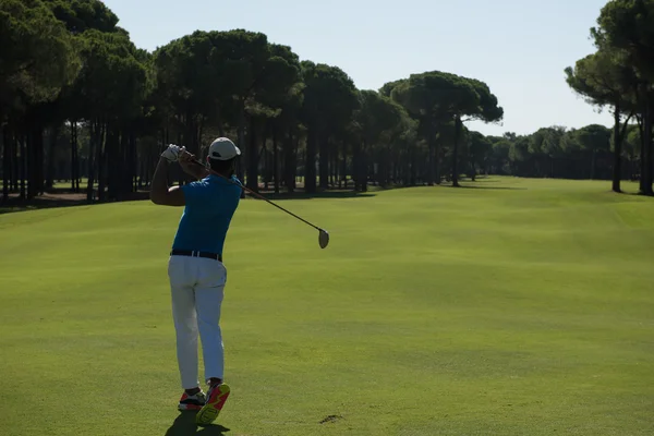 Jogador de golfe bater tiro — Fotografia de Stock