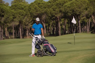 Tekerlekli çanta ile yürüyüş golf oyuncu
