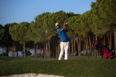 sunset bulvarında bir kum BUNKERİ isabet golfçü vurdu