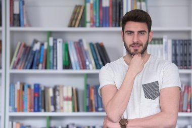 Okul kütüphanesinde öğrenci eğitimi