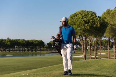 yürüyüş ve çanta taşıyor golfçü