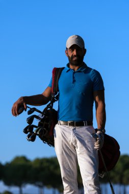 golf sahasında Sunset'teki golfçü portre