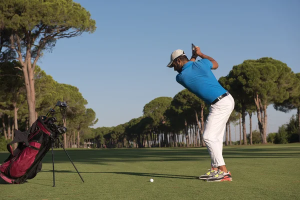 Jogador de golfe bater tiro — Fotografia de Stock