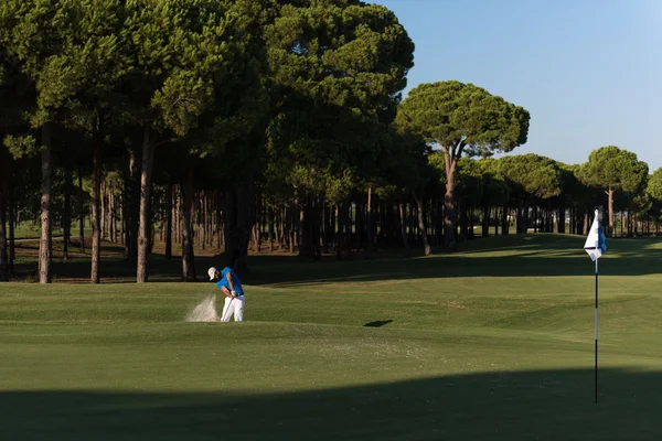 Pro golfer hitting a sand bunker shot — Stock Photo, Image