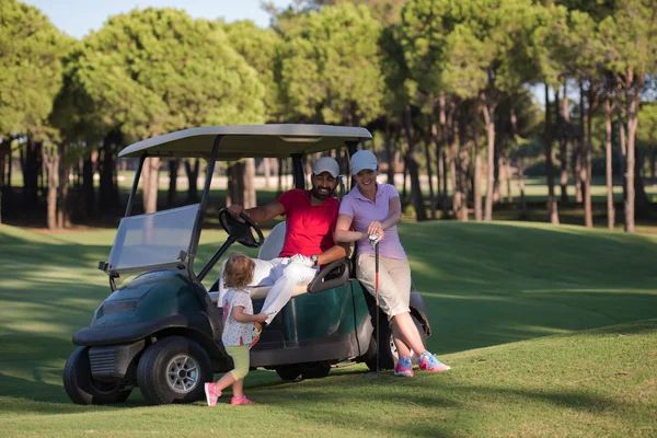 Pareja en buggy en campo de golf —  Fotos de Stock