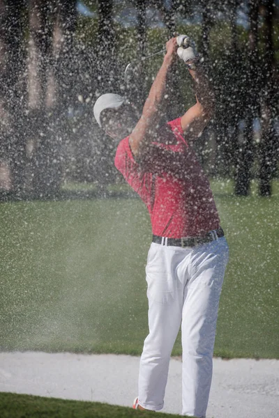 Golfista batendo um bunker de areia tiro — Fotografia de Stock