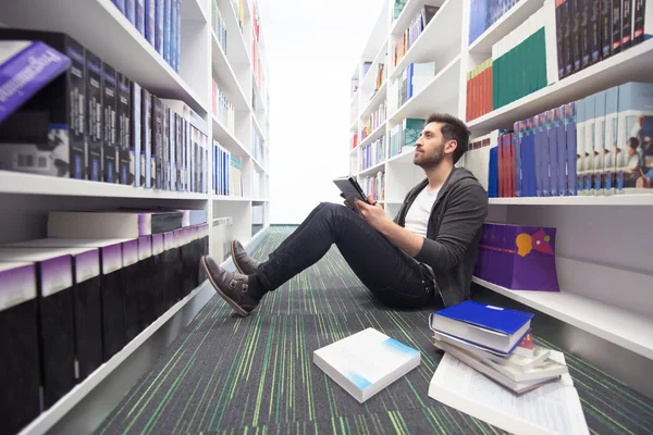 Étudiant à la bibliothèque de l'école — Photo