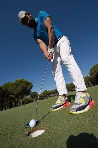 Jugador de golf golpeando tiro en el día soleado, lente gran angular —  Fotos de Stock